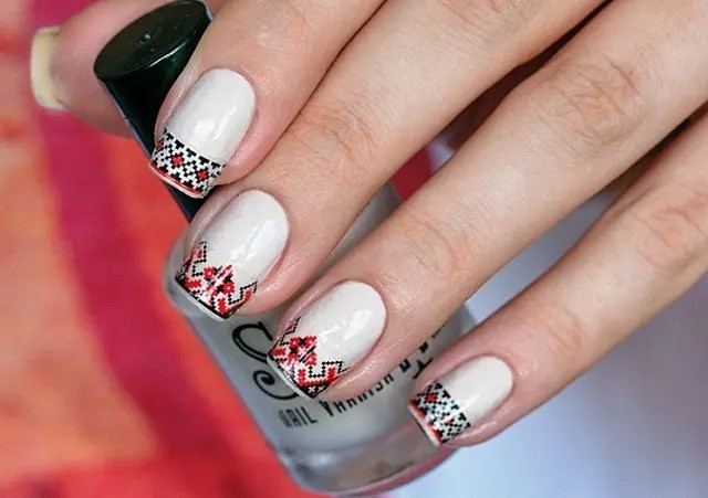 Манікюр з орнаментом вишиванки – український стиль